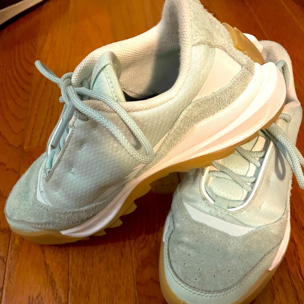Sorel Womens ONA 718 low sneaker - EUC